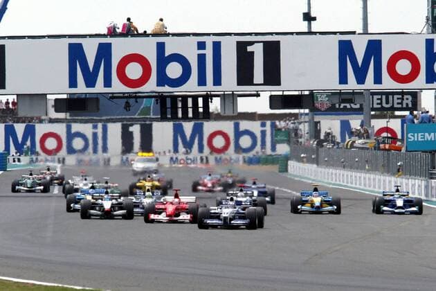 Juan Pablo Montoya (Kolumbien BMW Williams) führt das Feld nach dem Start an Motorsport Grand Prix Herren Großer Preis von Frankreich 2002, Formel 1 Weltmeisterschaft, F1, F, GP, WM, Vdig Totale Circuit de Nevers Magny-Cours