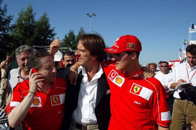 Weltmeister Michael Schumacher (re., Deutschland) mit Teamchef Jean Todt (li., Frankreich) und Präsident Luca di Montezemolo (Italien alle Ferrari) Motorsport Grand Prix Herren Großer Preis von Frankreich 2002, Formel 1 Weltmeisterschaft, F1, F, GP, WM, Vdig Gruppe Circuit de Nevers Magny-Cours Freude,