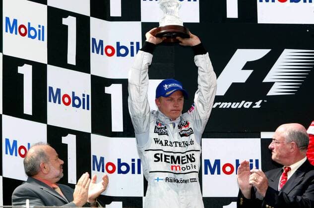 Ein enttäuschter Kimi Räikkönen (Finnland McLaren-Mercedes) präsentiert die Trophäe für den 2.Platz Motorsport Grand Prix Herren Großer Preis von Frankreich 2002, Formel 1 Weltmeisterschaft, F1, F, GP, WM, Vdig Einzelbild Circuit de Nevers Magny-Cours Enttäuschung,