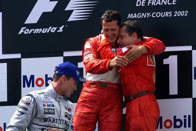 Weltmeister Michael Schumacher (Mitte, Deutschland) umarmt bei der Siegerehrung seinen Teamchef Jean Todt (Frankreich beide Ferrari), davor Coulthard (Schottland McLaren-Mercedes) Motorsport Grand Prix Herren Großer Preis von Frankreich 2002, Formel 1 Weltmeisterschaft, F1, F, GP, WM, Vdig Gruppe Circuit de Nevers Magny-Cours Glück, Freude, Begeisterung