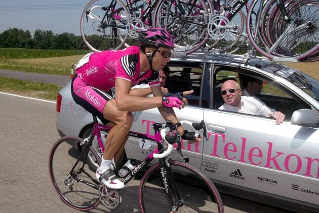 Danilo Hondo (Deutschland) berät sich mit Rudy Pevenage (Sportlicher Leiter, Belgien beide Team Telekom) Radsport LM Herren DM 2002, Straßenradsport, Straße, Deutsche Straßenmeisterschaft, Straßenrennen, Radrennen Gruppe Bühl