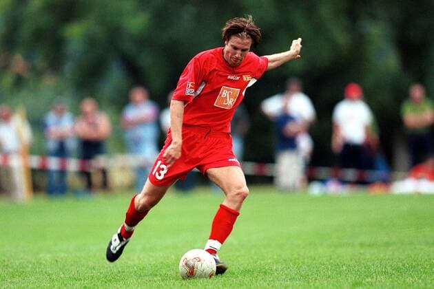 Heiner Backhaus (Union) zieht ab Fußball 2. BL Herren Saisonvorbereitung 2002 2003, Sommerpause, Test, Testspiel, Schöneiche - 1. FC Union Berlin 0:8 Einzelbild Schöneiche Dynamik