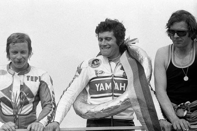 Giacomo Agostini (Mitte, Italien Yamaha) - Siegerehrung Motorsport WM Herren Weltmeisterschaft 1975, Motorrad, Motorradrennen, Motorradrennsport, Motorradsport, Vsw, Vneg, Gruppe Hockenheimring Hockenheim Freude,
