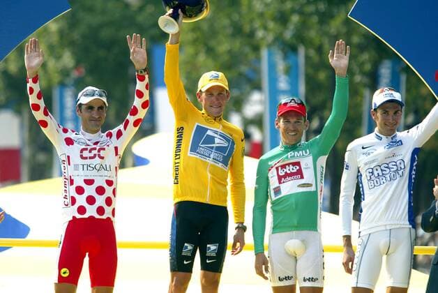 Sieger Lance Armstrong (2.v.li., USA US Postal Service) in Gelb, im gepunktetem Trikot Laurent Jalabert (li., Frankreich CSC Tiscali) in Grün Robbie Mc Ewen (2.v.re., Australien Lotto-Adecco) und in Weiß Ivan Basso (Italien, Fassa Bartolo) Radsport Herren Tour de France 2002, Radrennsport, Straßenradsport, Straßenradrennsport, Radrennen, Straßenrennen, Gruppe Champs-Elysees, Elysee, Punktwertung, weißes, 20. Etappe, Paris, Jungprofi, Nachwuchsfahrer,
