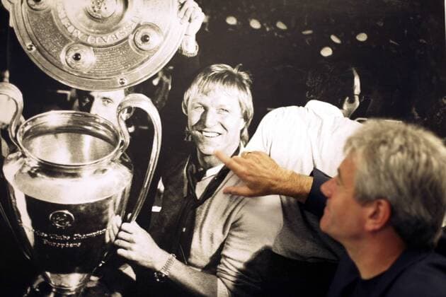 Trainer Kevin Keegan (Manchester City) an alter Wirkungsstätte - von einer Fotografie lächelt ihm sein ehemaliger Mannschaftskamerad Horst Hrubesch (HSV) entgegen, mit dem er 1979 Deutscher Meister wurde Fußball Herren Saisonvorbereitung 2002 2003, Testspiel, Test, Sommerpause Einzelbild AOLArena Hamburg