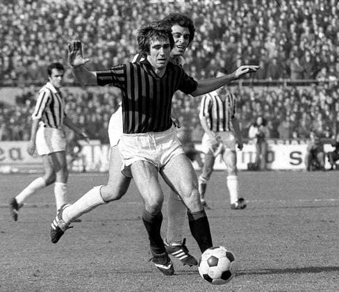 Aldo Maldera (Milan, vorn) Fußball Herren Serie A 1975 1976, 1. Italienische Liga, AC Mailand - Juventus Turin 0:1 Gruppe Stadio Giuseppe Meazza, San Siro Mailand Dynamik, Kampf,