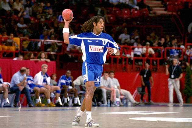Jackson Richardson (Frankreich) am Ball Handball Länderspiel Herren Tournoi de Bercy 2002, Länderspiel, Freundschaftsspiel, Nationalmannschaft, Nationalteam Einzelbild Paris-Bercy, Nationaltrikot  