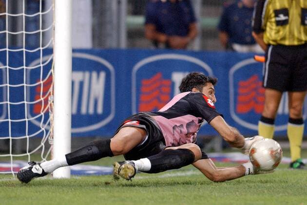Torwart Gianluigi Buffon (Juve) - Torwartparade Fußball Herren Saisonvorbereitung 2002 2003, Juventus Turin, Serie A, 1. Italienische Liga, Test, Testspiel, Einzelbild Triest Abwehr, Dynamik,