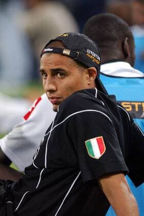 David Trezeguet (Juve) beobachtet das Geschehen vom Spielfeldrand Fußball Herren Saisonvorbereitung 2002 2003, Juventus Turin, 1. Italienische Liga, Serie A, Test, Testspiel, Einzelbild Triest