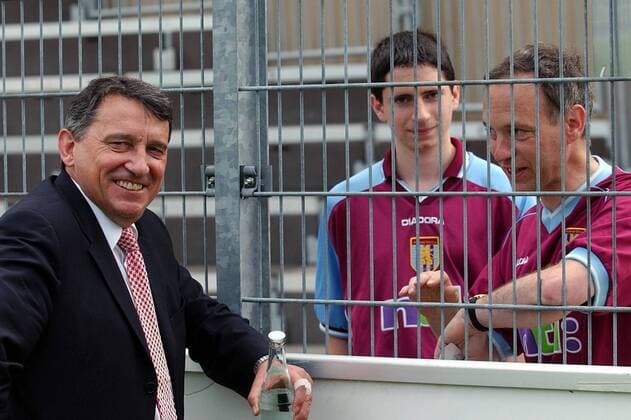 Fußball, Trainerhistorie, Aston Villa Trainer Graham Taylor (Aston Villa) im Gespräch mit zwei Fans Fußball Herren UI-Cup 2002 2003, UIC, UEFA-Intertoto, English Premier League, 1. Englische Liga Gruppe Letzigrund Zürich