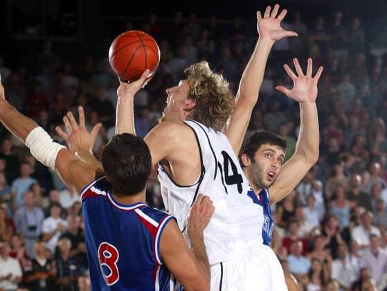 EuroBasket 2022, Historie, Die besten Spieler Europas Dirk Nowitzki (Mitte, Deutschland) beim Korbwurf gegen Predrag Stojakovic (li.) und Vladimir Radmanovic (re., beide Jugoslawien) Basketball Länderspiel Herren Supercup 2002, Super-Cup, Länderspiel, Deutschland - Jugoslawien 87:88 n.V. Gruppe Volkswagenhalle Braunschweig Dynamik,