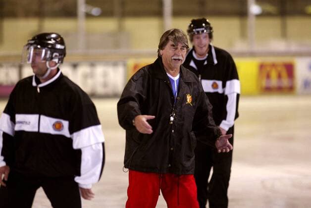 Jupp Kompalla (li.), ehemaliger Schiedsrichter des DEB, leitet seine Nachfolger an Eishockey DEL Herren Schiedsrichterlehrgang 2002 2003, Referee, Schiri, Unparteiischer, Lehrgang, Weiterbildung, Gruppe Füssen