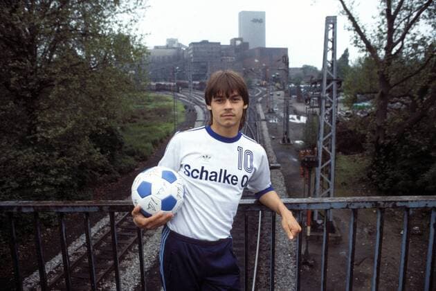 Olaf Thon (Schalke) auf einer Eisenbahnbrücke Fußball 2. BL Herren Saison 1983 1984, FC Schalke 04, Shooting, Fotoshooting, Fototermin, Fotostory, Homestory, privat Einzelbild Gelsenkirchen