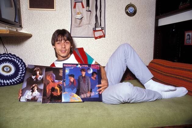 Olaf Thon (Schalke) präsentiert seine Lieblings-Schallplatten Fußball 2. BL Herren Saison 1983 1984, FC Schalke 04, Shooting, Fotoshooting, Fototermin, Fotostory, Homestory, privat Einzelbild Gelsenkirchen
