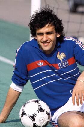 Michel Platini (Frankreich) gönnt sich eine Pause Fußball EM Herren Europameisterschaft 1984, Nationalmannschaft, Nationalteam, Nationaltrikot, Training Einzelbild Paris