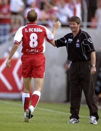 Matthias Scherz (li.) klatscht sich mit Trainer Friedhelm Funkel (beide Köln) ab Fußball 2. BL Herren Saison 2002 2003, Vdig Gruppe Müngersdorfer Stadion Köln