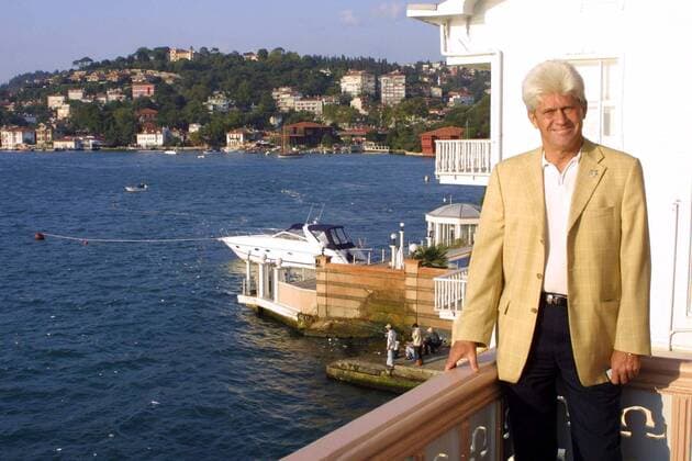 Trainer Werner Lorant (Fenerbahce) läßt es sich am Bosporus gut gehen Fußball Herren Süper Lig 2002 2003, 1. Türkische Liga, Fenerbahce Istanbul, Vdig Einzelbild Istanbul