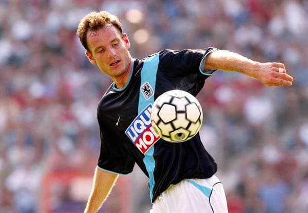 Markus Schroth (1860) am Ball Fußball 1. BL Herren Saison 2002 2003, Hannover - TSV 1860 München 1:3, Vdig Einzelbild Hannover Dynamik,
