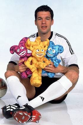Michael Ballack (Deutschland) hat sich schon mit den Maskottchen der WM 2002 angefreundet Fußball WM Herren Shooting 2002, Studio, Fotostudio, Studioshooting, Studiotermin, Studioaufnahme, Fotoshooting Einzelbild München