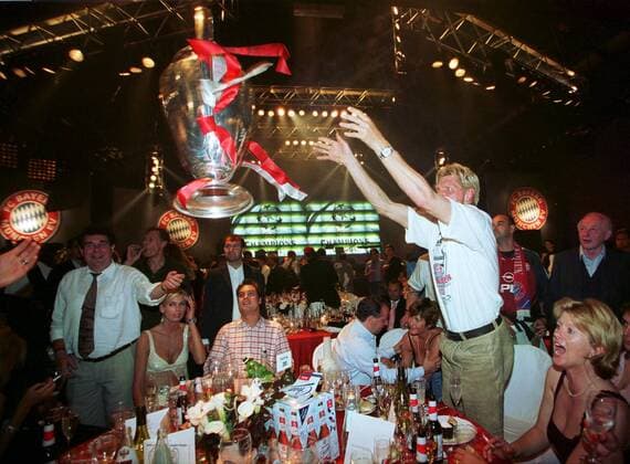 Fußball, FC Bayern München, Champions League Sieger 2001 Stefan Effenberg (Bayern) - die Bayern schmeißen mit den Titel nur so um sich... Fußball EC 1 Herren Champions League 200 2001, Sieg, Sieger, Europacupsieger, Feier, Siegesfeier, FC Bayern München Gruppe München