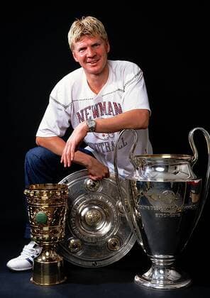 Stefan Effenberg (Bayern) mit der Ausbeute eines Jahres : das Triple Fußball Herren FC Bayern München 2000 2001, Europacupsieger, Deutscher Meister, Pokalsieger Einzelbild München