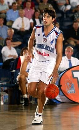 EuroBasket 2022, Historie, Die besten Spieler Europas Dejan Bodiroga (Jugoslawien) am Ball Basketball Länderspiel Herren Supercup 2002, Super-Cup, Länderspiel, Nationalmannschaft, Nationalteam, Nationaltrikot Einzelbild Volkswagenhalle Braunschweig Dynamik,