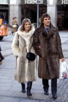 Torwart Jean-Marie Pfaff (Bayern) mit seiner Frau Carmen dekadent im Pelzmantel in der Innenstadt Fußball 1. BL Herren Saison 1983 1984, FC Bayern München, Shooting, Fotoshooting, Fototermin, Vdia Gruppe München