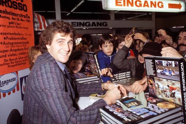 Torwart Jean-Marie Pfaff (Bayern) gibt während einer Signierstunde des Großen Sportbuchs Autogramme Fußball 1. BL Herren Saison 1983 1984, FC Bayern München, Vdia Gruppe München