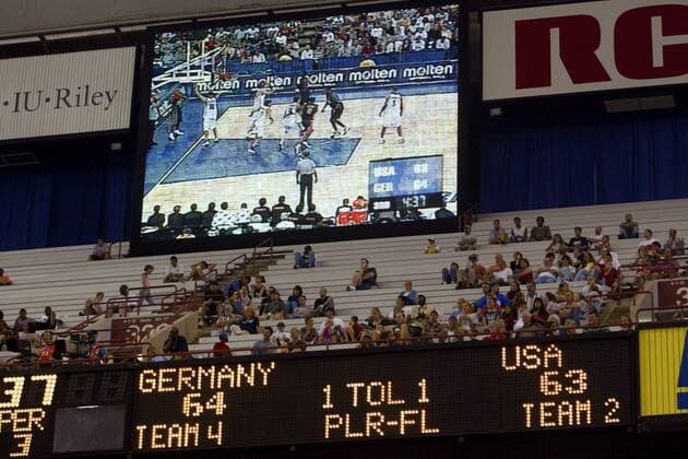 Die Anzeigetafel im RCA-Dome zeigt die zwischenzeitliche 64:63 Führung für Deutschland gegen die USA Basketball WM Herren Weltmeisterschaft 2002, Länderspiel, Nationalmannschaft, Nationalteam, Gruppenspiel, Gruppe C Totale RCA-Dome Indianapolis