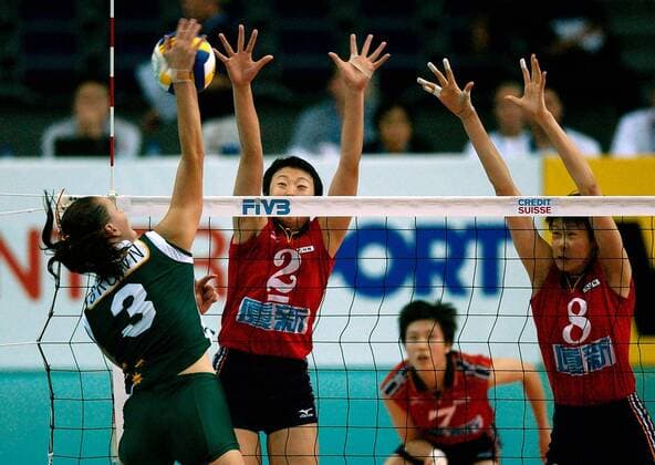 Majella Brown (Australien, li.) schmettert, Kun Feng (Mitte) und Ruirui Zhao (beide China) blocken Volleyball WM Damen Weltmeisterschaft 2002, Nationalmannschaft, Nationalteam, Nationaltrikot, Vorrunde Gruppe D Gruppe Leipzig Abwehr