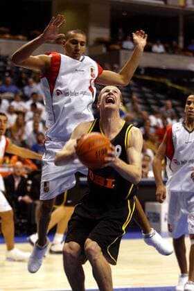 Henrik Rödl (vorn, Deutschland) gegen Miloud Doubal (hinten, Algerien) Basketball WM Herren Weltmeisterschaft 2002, Länderspiel, Gruppenspiel, Gruppe C, Nationalmannschaft, Nationalteam, Gruppe RCA-Dome Indianapolis Dynamik,