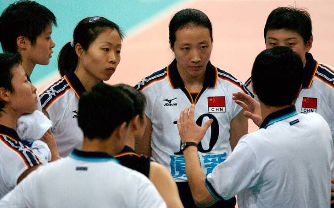 Auszeit China - Nationaltrainer Chen Zhonghe (re.) im Kreise seiner Spielerinnen Volleyball WM Damen Weltmeisterschaft 2002, Nationalmannschaft, Nationalteam, Nationaltrikot, Länderspiel, Vorrunde Gruppe Arena Leipzig Leipzig