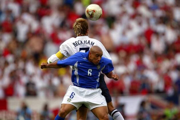 Roberto Carlos (vorn, Brasilien) gegen David Beckham (England) Fußball WM Herren Weltmeisterschaft 2002, Länderspiel, Viertelfinale, Nationalmannschaft, Nationalteam, Nationaltrikot Gruppe Stadion Ecopa Shizuoka Dynamik,