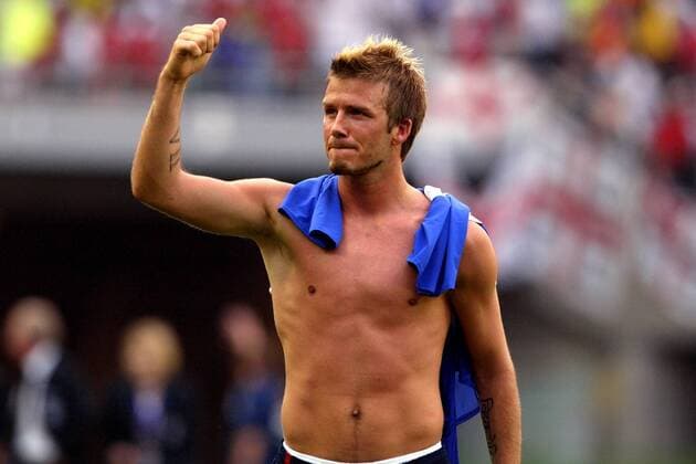 David Beckham (England) macht sich und seinen Anhängern nach dem Ausscheiden im Viertelfinale neuen Mut Fußball WM Herren Weltmeisterschaft 2002, Länderspiel, Viertelfinale, Nationalmannschaft, Nationalteam, Nationaltrikot Einzelbild Stadion Ecopa Shizuoka