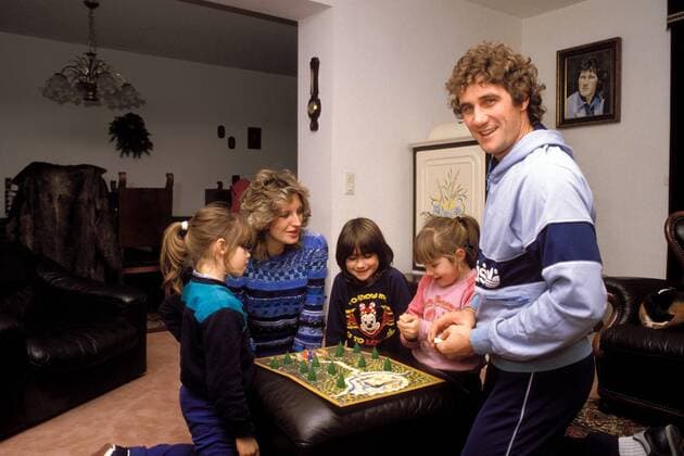 Torwart Jean-Marie Pfaff (Bayern) bei einem Gesellschaftsspiel mit seiner Frau Carmen und seinen Töchtern im geschmackvoll eingerichteten Wohnzimmer Fußball 1. BL Herren Saison 1983 1984, FC Bayern München, Shooting, Fotoshooting, Fototermin, Fotostory, Homestory, Vdia Gruppe München