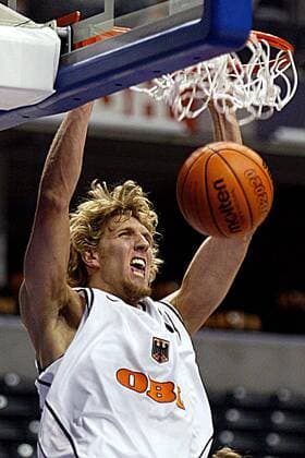 Dirk Nowitzki (Deutschland) - Dunking Basketball WM Herren Weltmeisterschaft 2002, Länderspiel, Viertelfinale, Nationalmannschaft, Nationalteam, Nationaltrikot Einzelbild Conseco Fieldhouse Indianapolis Dynamik, Kraft,