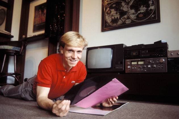 Michael Rummenigge (Bayern) hört Schallplatten in seinem Wohnzimmer Fußball 1. BL Herren Saison 1982 1983, FC Bayern München, Shooting, Fotoshooting, Fototermin, Fotostory, Homestory, Vdia Einzelbild München