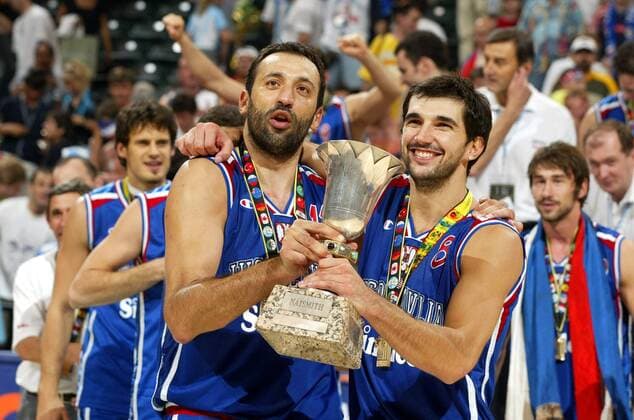 EuroBasket 2022, Historie, Die besten Spieler Europas Weltmeister Vlade Divac (li.) und Predrag Stojakovic (beide Jugoslawien) präsentieren stolz den Pokal Basketball WM Herren Weltmeisterschaft 2002, Länderspiel, Nationalmannschaft, Nationalteam, Nationaltrikot, Vdig Gruppe Conseco Fieldhouse Indianapolis Freude,