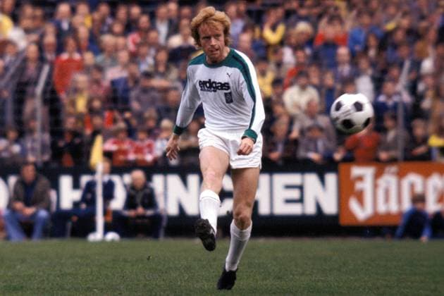 Winfried Schäfer (Gladbach) am Ball Fußball 1. BL Herren Saison 1977 1978, Borussia Mönchengladbach Einzelbild Bökelberg, Bökelbergstadion Mönchengladbach Dynamik,