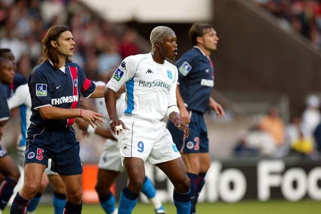 Mauricio Pochettino (PSG, li.) gegen Djibril Cisse (Auxerre) Fußball Herren Ligue Une 1 2002 2003, 1. Französische Liga, Paris Saint-Germain - AJ Auxerre 1:0, St. Gruppe Parc des Princes, Prinzenpark Paris  
