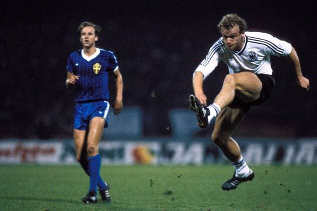 Hans-Peter Briegel (Deutschland) zieht ab Fußball Länderspiel Herren Weltmeisterschaftsqualifikation 1984, Nationalmannschaft, Nationalteam, Nationaltrikot, Länderspiel Einzelbild Müngersdorfer Stadion Köln, Qualifikation Dynamik,
