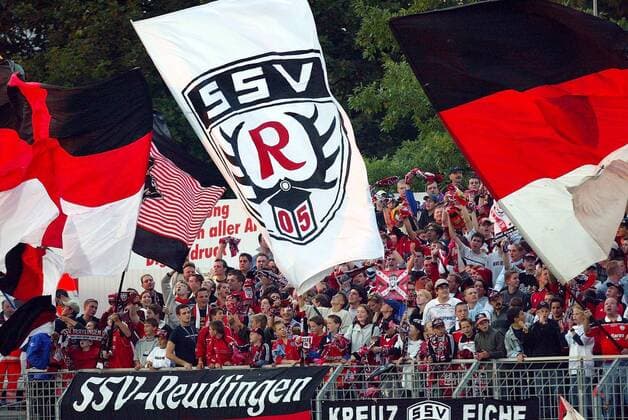 Reutlinger Fans mit einer riesigen Vereinsfahne Fußball 2. BL Herren Saison 2002 2003, Vdig Totale Stadion an der Kreuzeiche Reutlingen