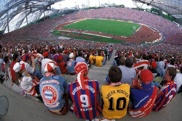 Bayern-Anhänger in vorbildlicher Fankleidung im Münchner Olympiastadion Fußball 1. BL Herren Saison 1996 1997, FC Bayern München, Vdia, oben, Vogelperspektive Totale Olympiastadion München