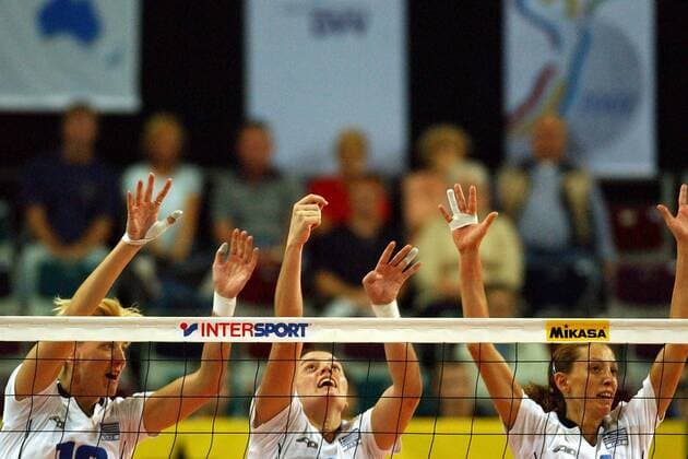 Blocken am Netz, v.li.: Tatiana Smyrnidou, Zana Proniadou und Charikleia Sakkoula (alle Griechenland) Volleyball WM Damen Weltmeisterschaft 2002, Nationalmannschaft, Nationalteam, Nationaltrikot, Gruppe E, Zwischenrunde Gruppe Bremen Dynamik,