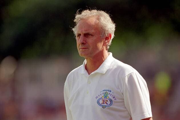 Fußball, Trainerhistorie, Rot-Weiß Oberhausen Trainer Aleksandar Ristic (Oberhausen) nachdenklich Fußball 2. BL Herren Saisonvorbereitung 2002 2003, Testspiel, Test, Rot-Weiß, RW Oberhausen, RWO Porträt Oberhausen