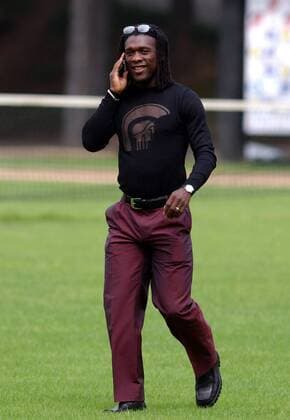 Clarence Seedorf (Milan) telefoniert auf dem Platz Fußball Herren Serie A 2002 2003, 1.italienische Liga, AC Mailand, Training Einzelbild Milanello Mailand
