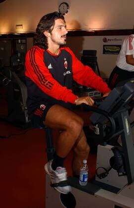 Ivan Gennaro Gattuso (Milan) hält sich auf dem Ergometer fit Fußball Herren Serie A 2002 2003, 1.italienische Liga, AC Mailand, Training Einzelbild Milanello Mailand Dynamik,