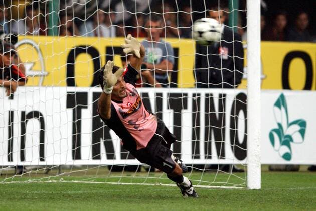 Torwart Gianluigi Buffon (Juve) springt nach dem Ball Fußball Herren Saisonvorbereitung 2002 2003, BerlusconiCup, Test, Testspiel, Serie A, 1.italienische Liga, Einzelbild Mailand Dynamik, Abwehr