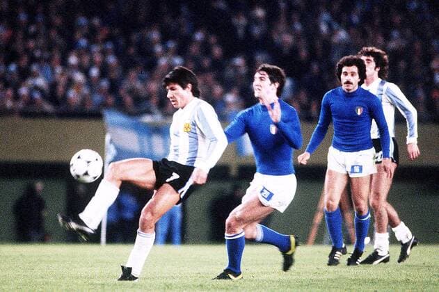 Luis Galvan (li., Argentinien) gegen Paolo Rossi (Mitte), re. daneben Franco Causio (beide Italien) Fußball WM Herren Weltmeisterschaft 1978, Nationalmannschaft, Nationalteam, Nationaltrikot Gruppe River Plate Buenos Aires