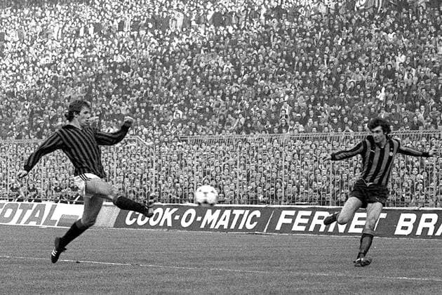 Franco Baresi (li., Milan) versucht die Flanke von Nazzarena Canuti (Inter) zu blocken Fußball Herren Serie A 1978 1979, 1. Italienische Liga, AC Mailand - Internazionale Mailand 1:0 Gruppe Stadio Giuseppe Meazza, San Siro Mailand Dynamik,